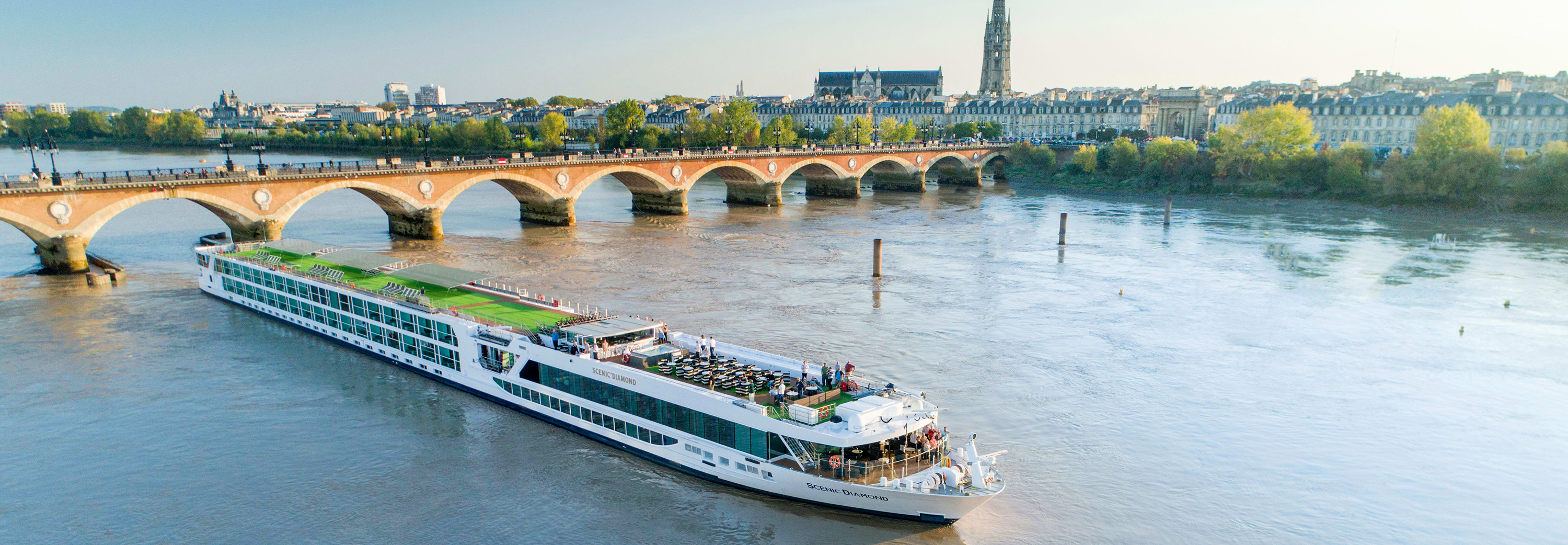 Scenic Diamond. Pont de Pierre, Bordeaux